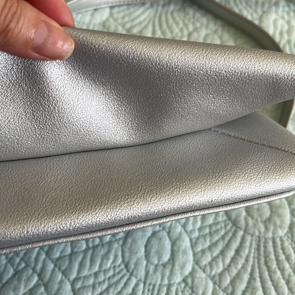 Juicy Couture silver crossbody. Explandable. 4 compartments EUC - Picture 3 of 8